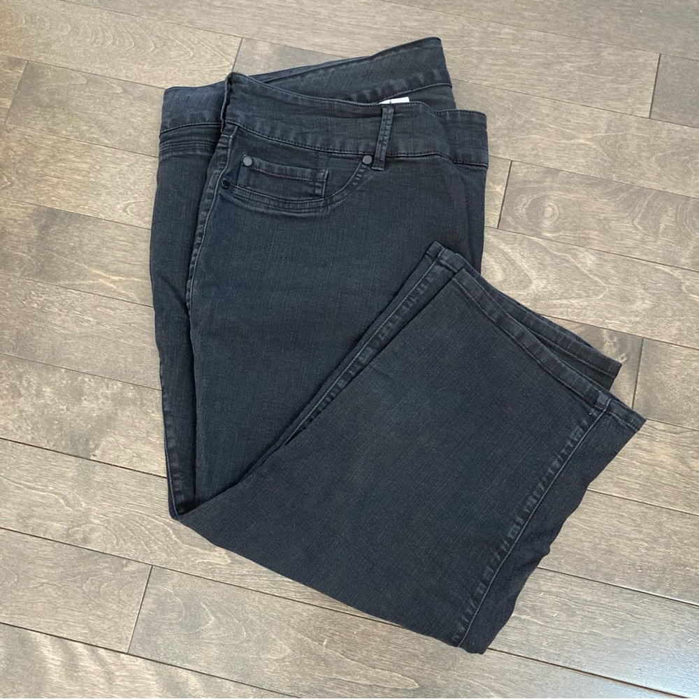 Torrid Size 28 Black Capris with 3 Button and Zipper Closure Inseam 22